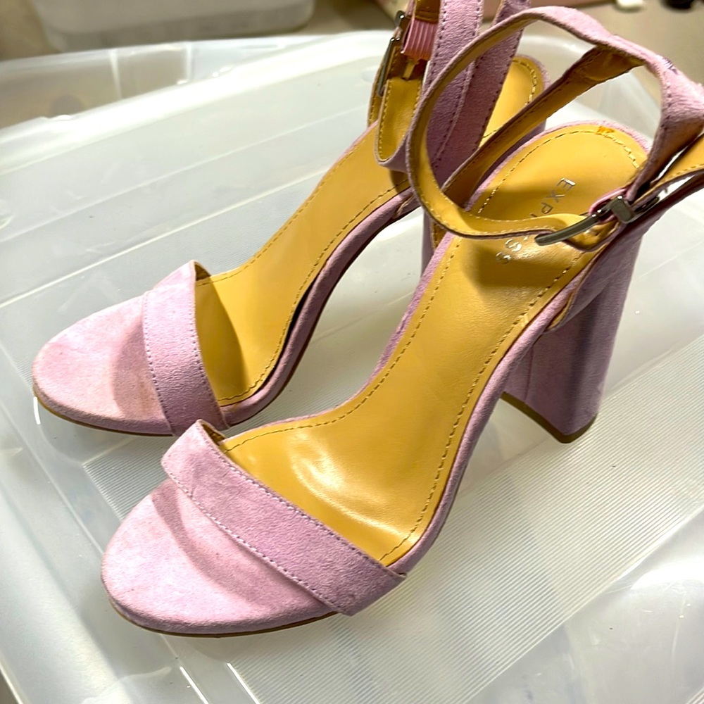 Lilac heels goes around heels